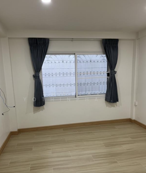 ให้เช่า - 3-Br Townhouse near BTS Nana (2304061), กรุงเทพ