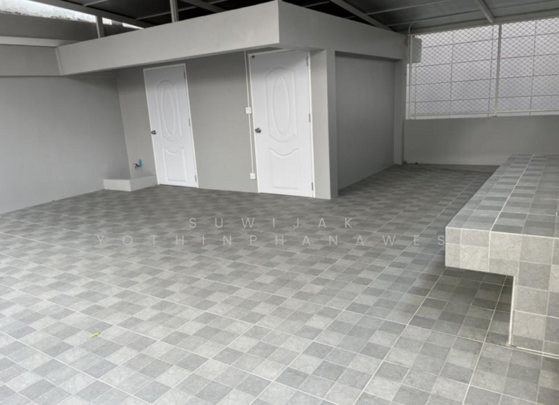 ให้เช่า - 3-Br Townhouse near BTS Nana (2304061), กรุงเทพ