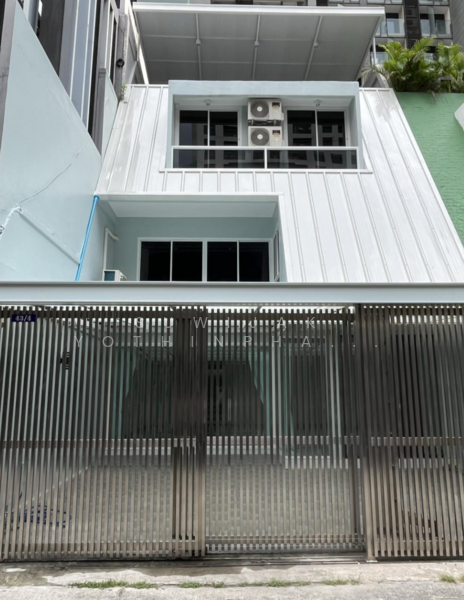 ให้เช่า - 3-Br Townhouse near BTS Nana (2304061), กรุงเทพ