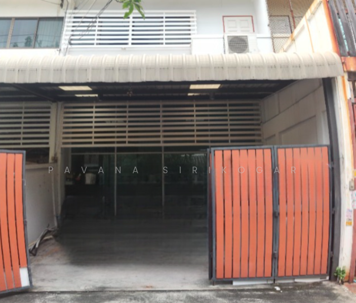 ขาย - 5-Br Townhouse near BTS Bang Chak, กรุงเทพ