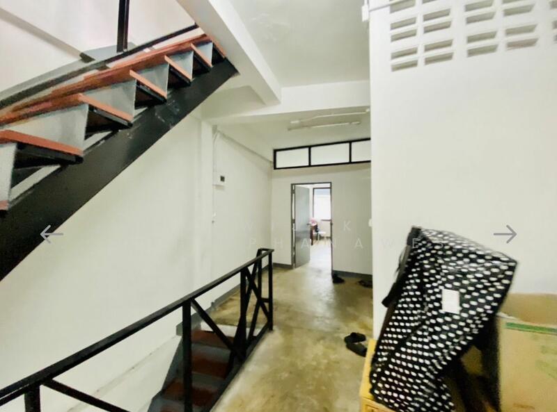ขาย - 7-Br Townhouse near MRT Queen Sirikit National Convention Centre (2332033), กรุงเทพ