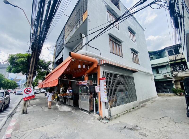 ขาย - 7-Br Townhouse near MRT Queen Sirikit National Convention Centre (2332033), กรุงเทพ