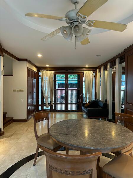 ให้เช่า - 3-Br Townhouse near MRT Khlong Toei (2315567), กรุงเทพ
