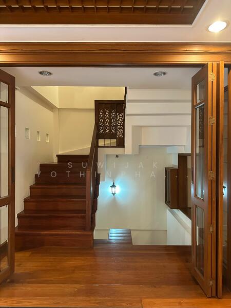 ให้เช่า - 3-Br Townhouse near MRT Khlong Toei (2315567), กรุงเทพ