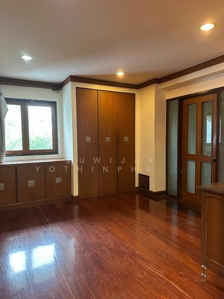 ให้เช่า - 3-Br Townhouse near MRT Khlong Toei (2315567), กรุงเทพ