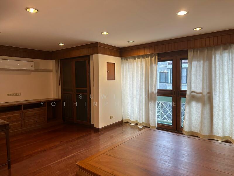 ให้เช่า - 3-Br Townhouse near MRT Khlong Toei (2315567), กรุงเทพ