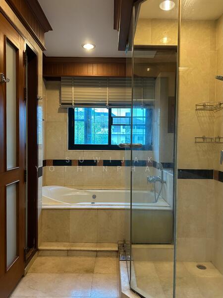 ให้เช่า - 3-Br Townhouse near MRT Khlong Toei (2315567), กรุงเทพ