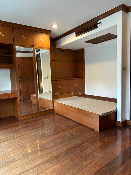 ให้เช่า - 3-Br Townhouse near MRT Khlong Toei (2315567), กรุงเทพ