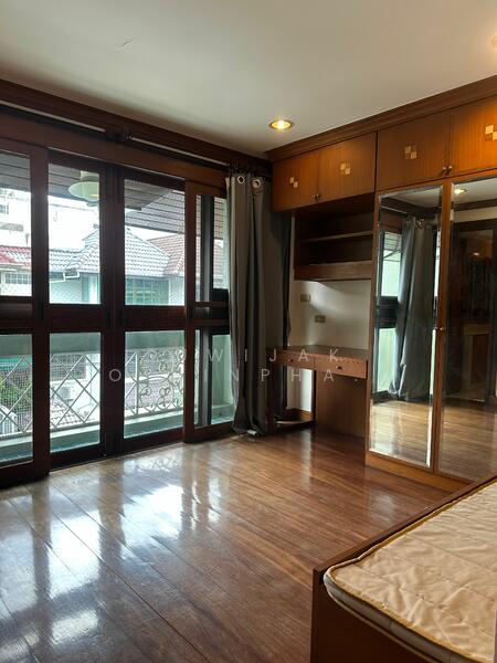 ให้เช่า - 3-Br Townhouse near MRT Khlong Toei (2315567), กรุงเทพ