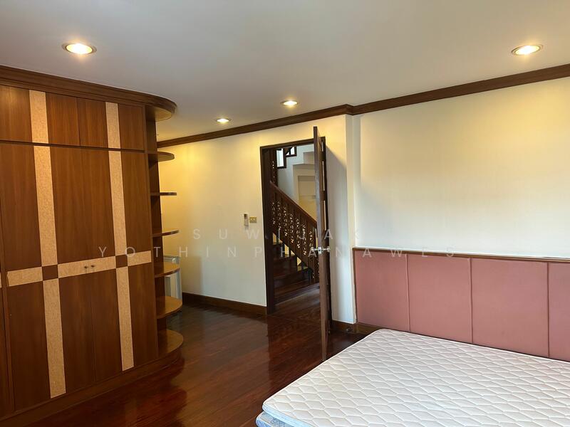 ให้เช่า - 3-Br Townhouse near MRT Khlong Toei (2315567), กรุงเทพ