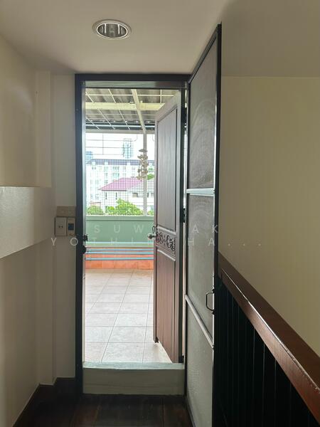 ให้เช่า - 3-Br Townhouse near MRT Khlong Toei (2315567), กรุงเทพ