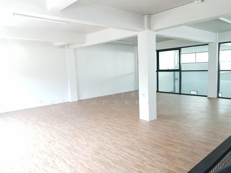 ให้เช่า - 10-Br Townhouse near BTS On Nut (2340793), กรุงเทพ