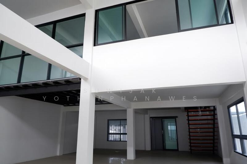 ให้เช่า - 10-Br Townhouse near BTS On Nut (2340793), กรุงเทพ