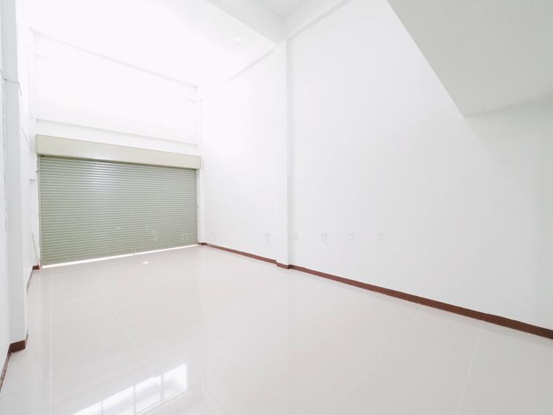 ขาย - บ้านรีโนเวทใหม่ ขายราคาพิเศษ อาคารพาณิชย์ 3.5 ชั้น+ดาดฟ้า ม.บัวทองธานี ขนาด 15 ตรว. 5นอน 3น้ำ, นนทบุรี