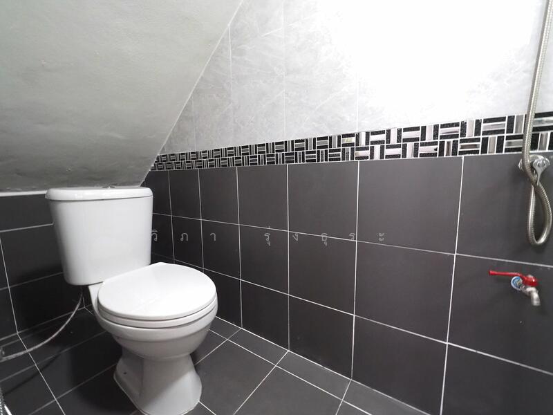 ขาย - บ้านรีโนเวทใหม่ ขายราคาพิเศษ อาคารพาณิชย์ 3.5 ชั้น+ดาดฟ้า ม.บัวทองธานี ขนาด 15 ตรว. 5นอน 3น้ำ, นนทบุรี