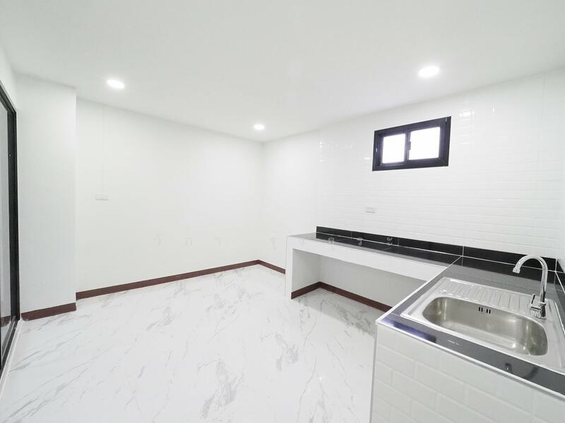 ขาย - บ้านรีโนเวทใหม่ ขายราคาพิเศษ อาคารพาณิชย์ 3.5 ชั้น+ดาดฟ้า ม.บัวทองธานี ขนาด 15 ตรว. 5นอน 3น้ำ, นนทบุรี