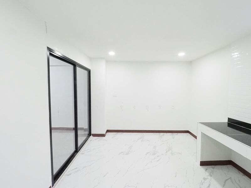 ขาย - บ้านรีโนเวทใหม่ ขายราคาพิเศษ อาคารพาณิชย์ 3.5 ชั้น+ดาดฟ้า ม.บัวทองธานี ขนาด 15 ตรว. 5นอน 3น้ำ, นนทบุรี