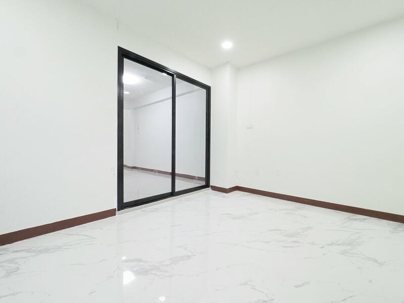 ขาย - บ้านรีโนเวทใหม่ ขายราคาพิเศษ อาคารพาณิชย์ 3.5 ชั้น+ดาดฟ้า ม.บัวทองธานี ขนาด 15 ตรว. 5นอน 3น้ำ, นนทบุรี