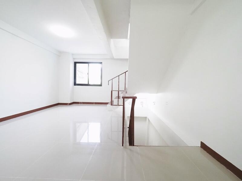 ขาย - บ้านรีโนเวทใหม่ ขายราคาพิเศษ อาคารพาณิชย์ 3.5 ชั้น+ดาดฟ้า ม.บัวทองธานี ขนาด 15 ตรว. 5นอน 3น้ำ, นนทบุรี