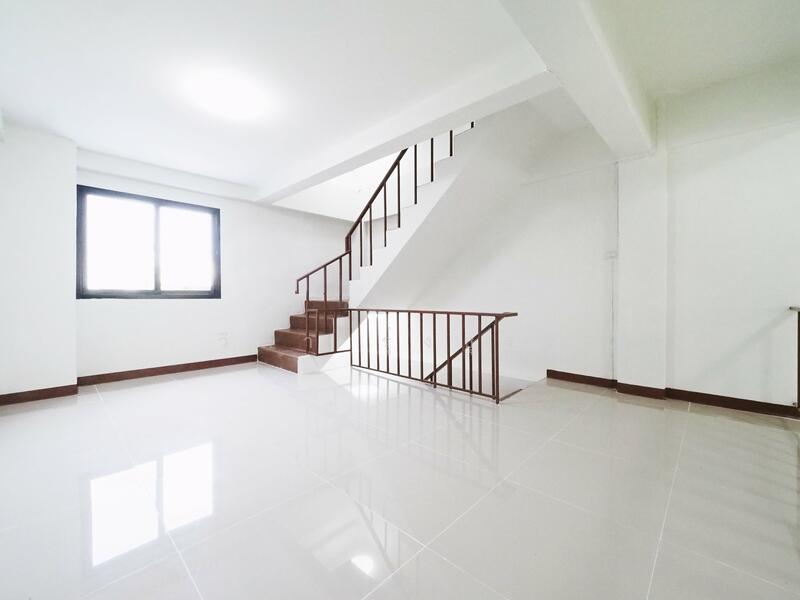 ขาย - บ้านรีโนเวทใหม่ ขายราคาพิเศษ อาคารพาณิชย์ 3.5 ชั้น+ดาดฟ้า ม.บัวทองธานี ขนาด 15 ตรว. 5นอน 3น้ำ, นนทบุรี