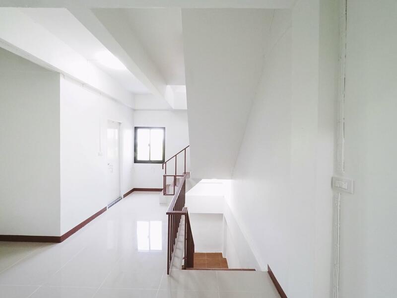 ขาย - บ้านรีโนเวทใหม่ ขายราคาพิเศษ อาคารพาณิชย์ 3.5 ชั้น+ดาดฟ้า ม.บัวทองธานี ขนาด 15 ตรว. 5นอน 3น้ำ, นนทบุรี