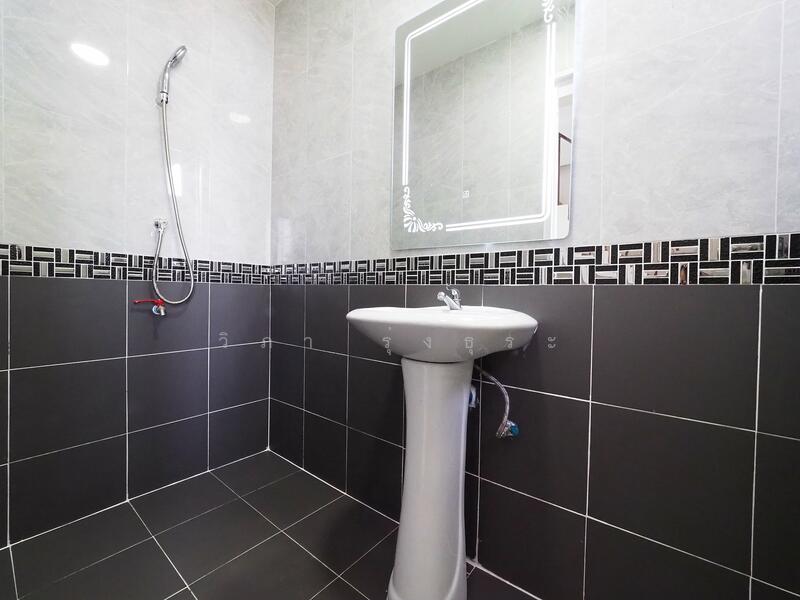 ขาย - บ้านรีโนเวทใหม่ ขายราคาพิเศษ อาคารพาณิชย์ 3.5 ชั้น+ดาดฟ้า ม.บัวทองธานี ขนาด 15 ตรว. 5นอน 3น้ำ, นนทบุรี