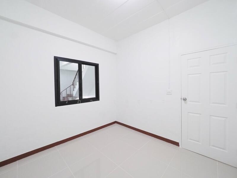 ขาย - บ้านรีโนเวทใหม่ ขายราคาพิเศษ อาคารพาณิชย์ 3.5 ชั้น+ดาดฟ้า ม.บัวทองธานี ขนาด 15 ตรว. 5นอน 3น้ำ, นนทบุรี