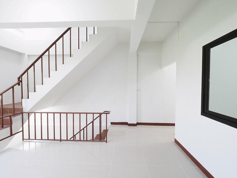 ขาย - บ้านรีโนเวทใหม่ ขายราคาพิเศษ อาคารพาณิชย์ 3.5 ชั้น+ดาดฟ้า ม.บัวทองธานี ขนาด 15 ตรว. 5นอน 3น้ำ, นนทบุรี