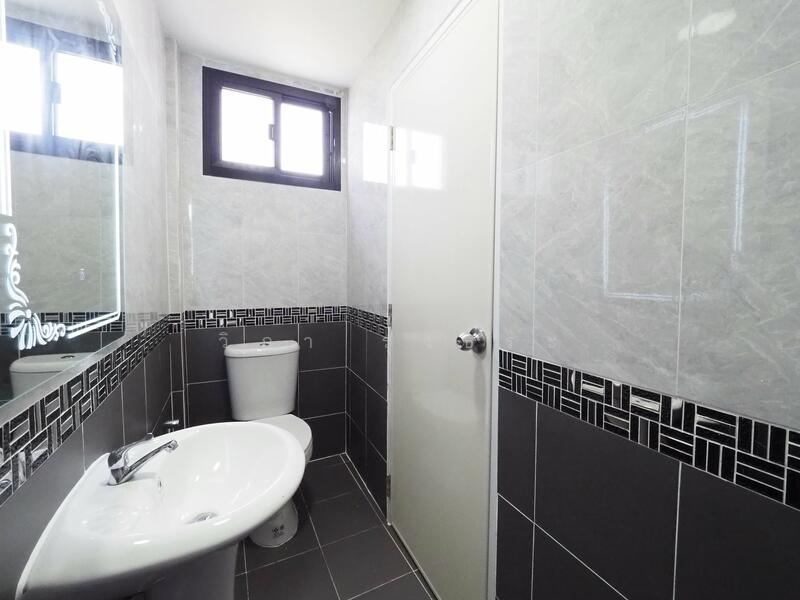 ขาย - บ้านรีโนเวทใหม่ ขายราคาพิเศษ อาคารพาณิชย์ 3.5 ชั้น+ดาดฟ้า ม.บัวทองธานี ขนาด 15 ตรว. 5นอน 3น้ำ, นนทบุรี