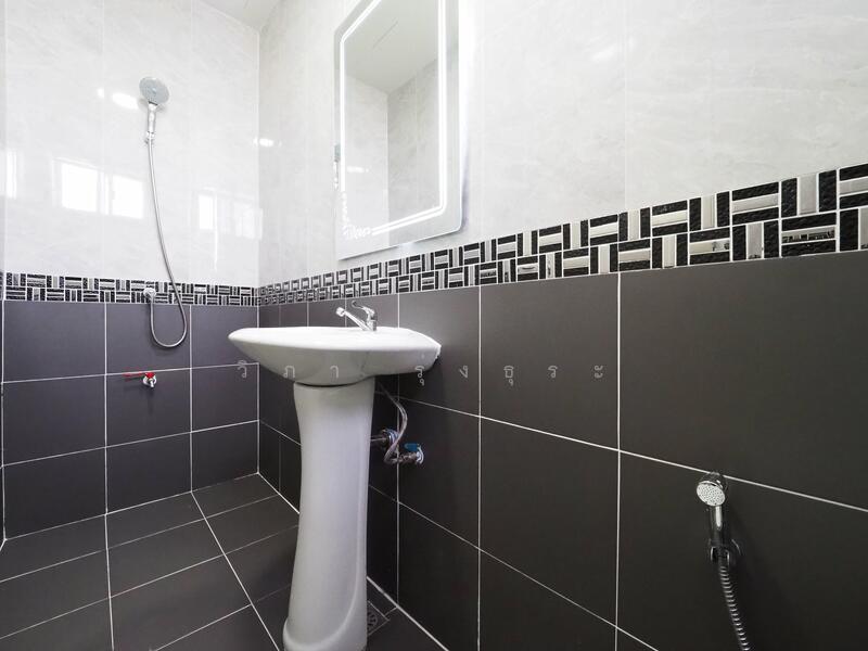 ขาย - บ้านรีโนเวทใหม่ ขายราคาพิเศษ อาคารพาณิชย์ 3.5 ชั้น+ดาดฟ้า ม.บัวทองธานี ขนาด 15 ตรว. 5นอน 3น้ำ, นนทบุรี