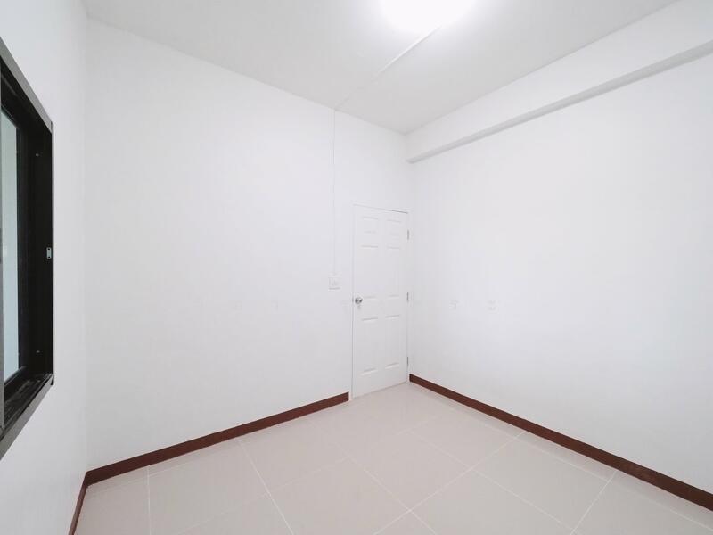 ขาย - บ้านรีโนเวทใหม่ ขายราคาพิเศษ อาคารพาณิชย์ 3.5 ชั้น+ดาดฟ้า ม.บัวทองธานี ขนาด 15 ตรว. 5นอน 3น้ำ, นนทบุรี