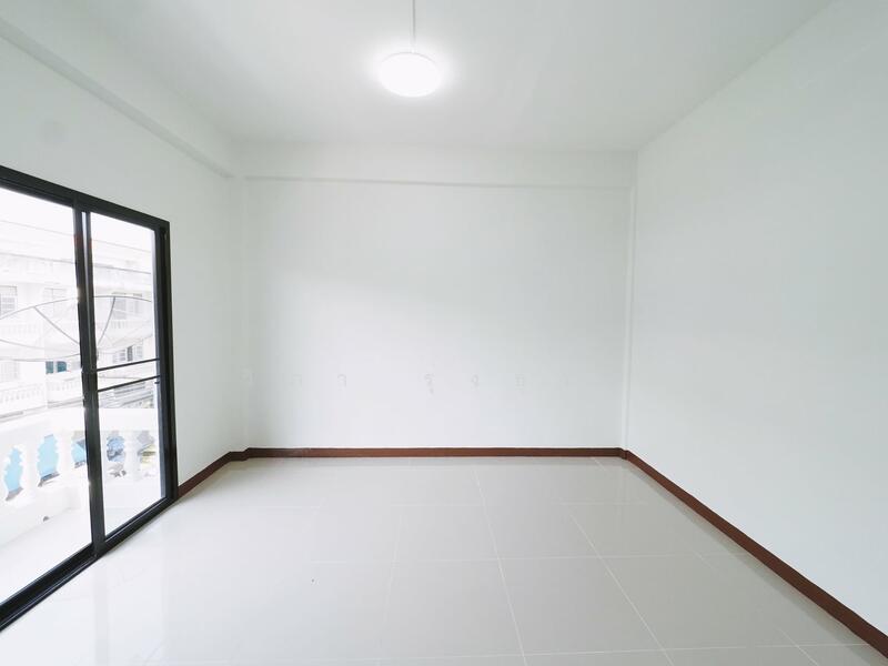 ขาย - บ้านรีโนเวทใหม่ ขายราคาพิเศษ อาคารพาณิชย์ 3.5 ชั้น+ดาดฟ้า ม.บัวทองธานี ขนาด 15 ตรว. 5นอน 3น้ำ, นนทบุรี