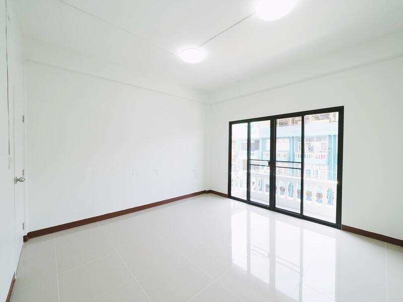 ขาย - บ้านรีโนเวทใหม่ ขายราคาพิเศษ อาคารพาณิชย์ 3.5 ชั้น+ดาดฟ้า ม.บัวทองธานี ขนาด 15 ตรว. 5นอน 3น้ำ, นนทบุรี