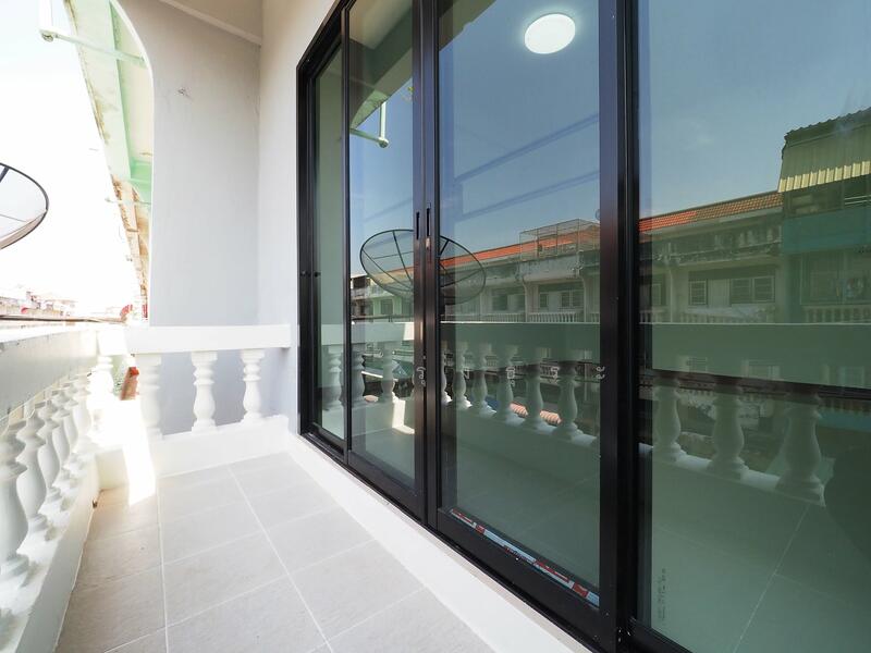 ขาย - บ้านรีโนเวทใหม่ ขายราคาพิเศษ อาคารพาณิชย์ 3.5 ชั้น+ดาดฟ้า ม.บัวทองธานี ขนาด 15 ตรว. 5นอน 3น้ำ, นนทบุรี