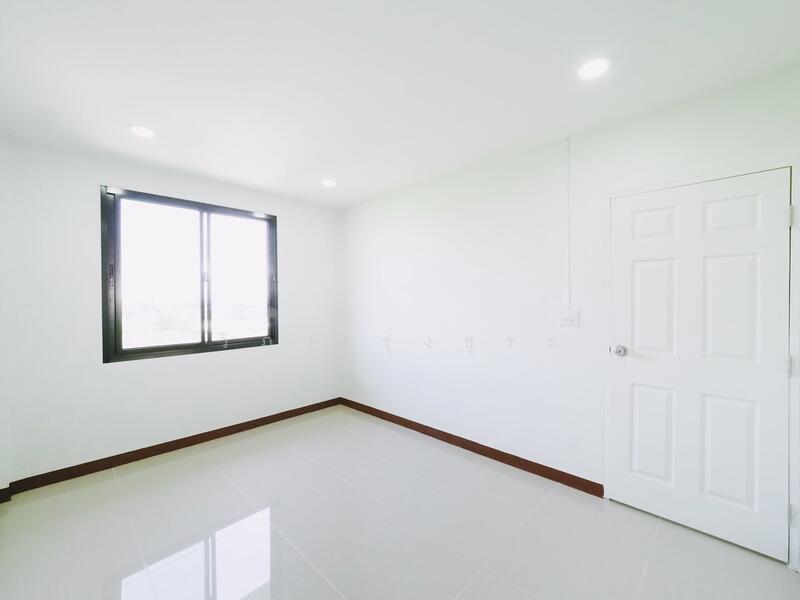 ขาย - บ้านรีโนเวทใหม่ ขายราคาพิเศษ อาคารพาณิชย์ 3.5 ชั้น+ดาดฟ้า ม.บัวทองธานี ขนาด 15 ตรว. 5นอน 3น้ำ, นนทบุรี