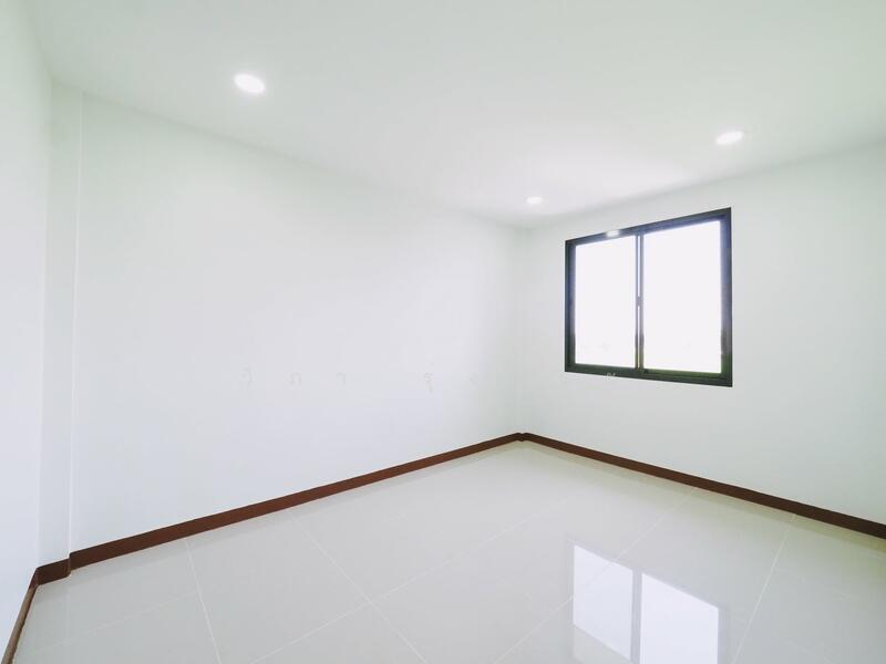 ขาย - บ้านรีโนเวทใหม่ ขายราคาพิเศษ อาคารพาณิชย์ 3.5 ชั้น+ดาดฟ้า ม.บัวทองธานี ขนาด 15 ตรว. 5นอน 3น้ำ, นนทบุรี