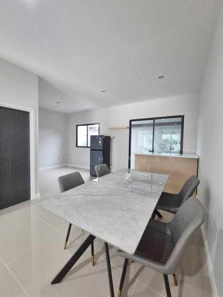 ให้เช่า - ทาวน์เฮ้าส์ในโครงการ ให้เช่าเดือนละ 25,000 บาท ใกล้เซ็นทรัลแอร์พอร์ตเพียง 10 นาที No.3H131, เชียงใหม่