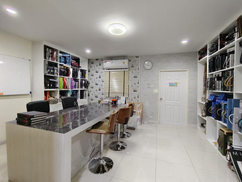 ขาย - ทาวน์โฮม 4 ชั้น พื้นที่ใช้สอยเยอะ ทำเลดี เข้าออกได้หลายทาง ใกล้ รฟฟ สีเขียวและสีเหลือง, กรุงเทพ