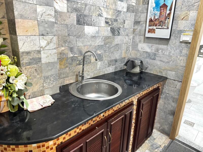 ขาย - ขายบ้าน พร้อมกิจการร้านกาแฟ + ร้านทำเล็บชั้น ถ.นิพัทธ์สงเคราะห์ ใกล้ ญ.ว. 3 ห้องนอน ขาย 8.5 ล้านบาท, สงขลา