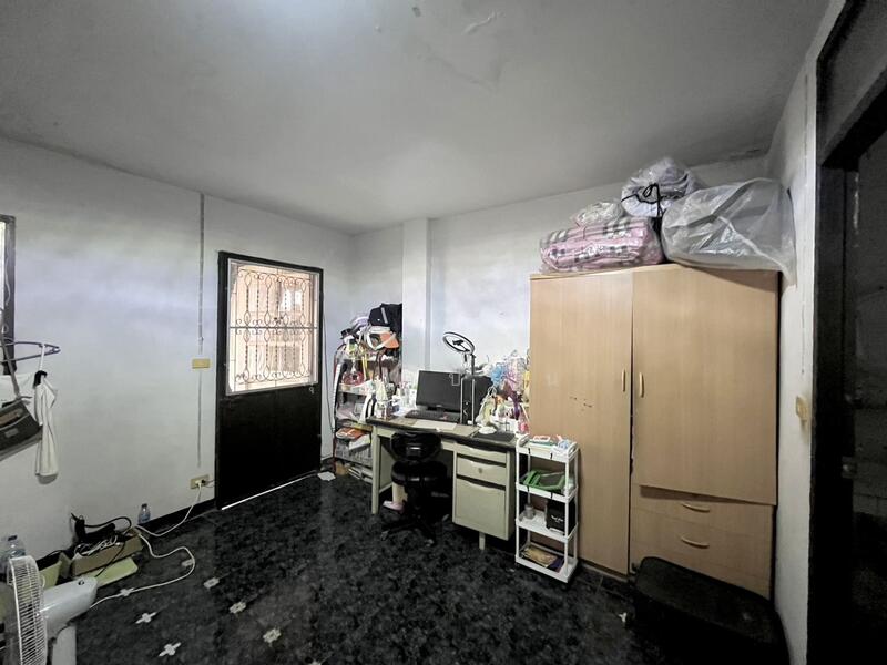 ขาย - ถูกกว่าหลังอื่น เหลืองบไว้รีโนเวท!!! ขายทาวน์โฮม โครงการหมู่บ้านทองภูมิวิลล่า (Thongphum Villa), กรุงเทพ