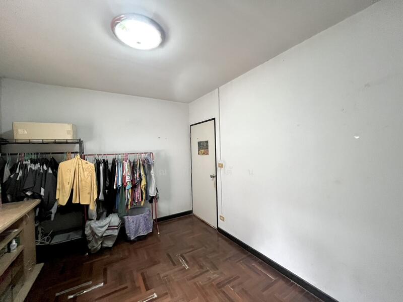 ขาย - ถูกกว่าหลังอื่น เหลืองบไว้รีโนเวท!!! ขายทาวน์โฮม โครงการหมู่บ้านทองภูมิวิลล่า (Thongphum Villa), กรุงเทพ