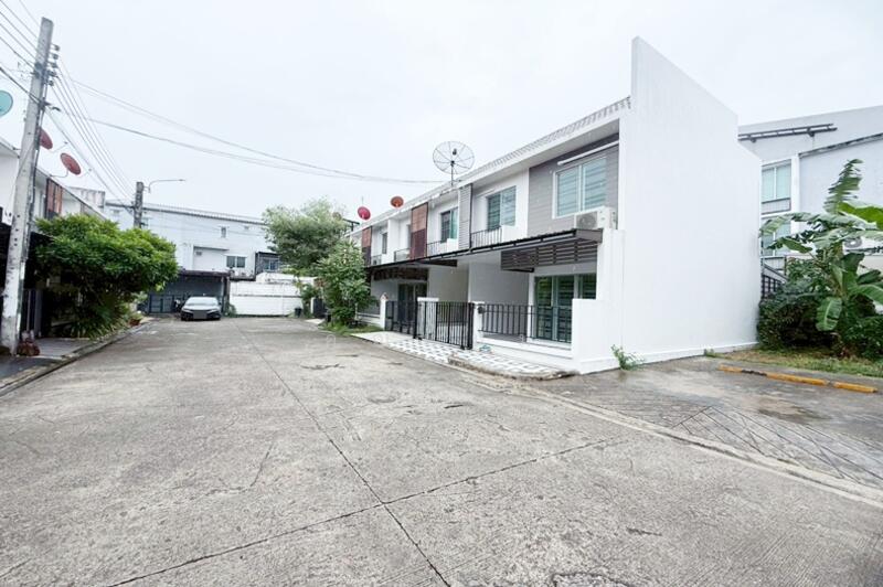 ขาย - Areeya The Colors Premium Lat Pla Khao : อารียา เดอะคัลเลอร์ พรีเมียม ลาดปลาเค้า, กรุงเทพ