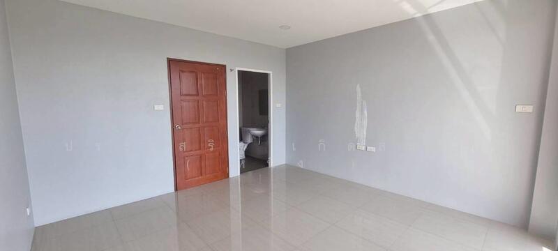 ขาย - ขายอาคารพาณิชย์หรู 3.5 ชั้น ติดถนน 3481 อ.นางน้ำเปรี้ยว จ.ฉะเชิงเทรา, ฉะเชิงเทรา