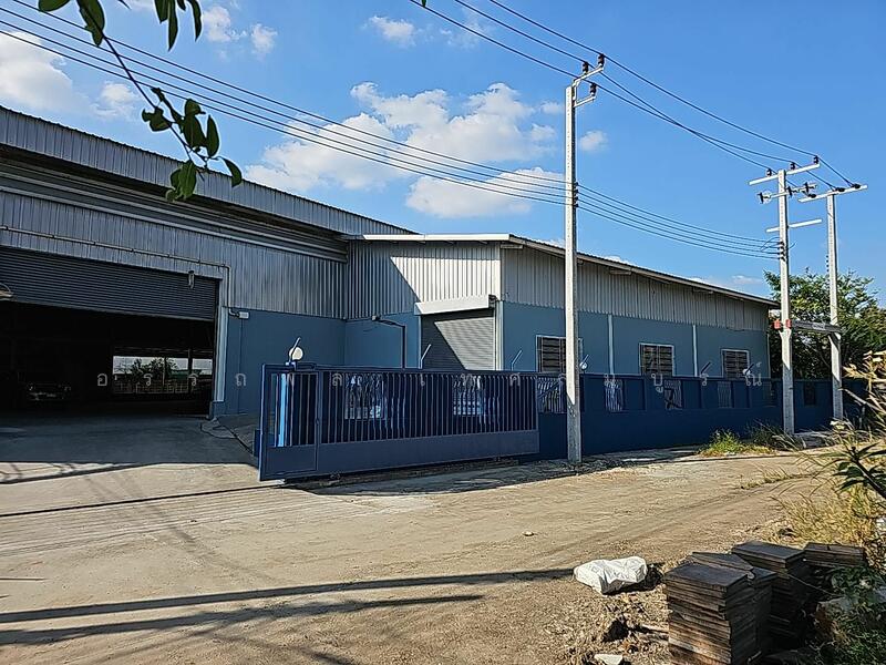 มีโกดังขนาดเล็กและออฟฟิศสำรองด้ายขวา