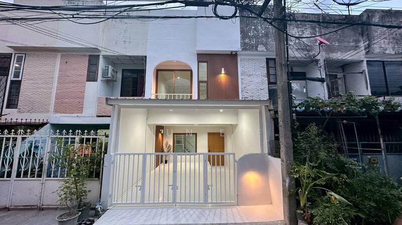 For Sale - Newly renovated townhouse for sale on Sukhumvit 77, On Nut, near Srinakarin BTS station (SPSEVE1, Bangkok