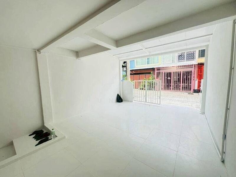For Sale - Newly renovated townhouse for sale on Sukhumvit 77, On Nut, near Srinakarin BTS station (SPSEVE1, Bangkok