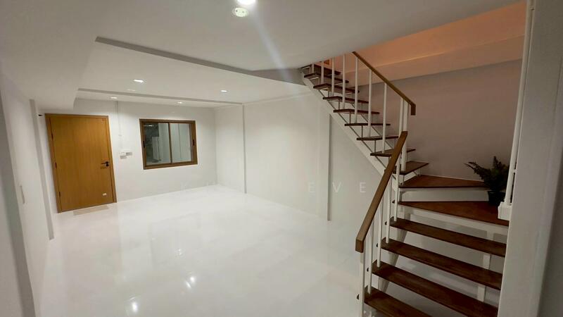 For Sale - Newly renovated townhouse for sale on Sukhumvit 77, On Nut, near Srinakarin BTS station (SPSEVE1, Bangkok