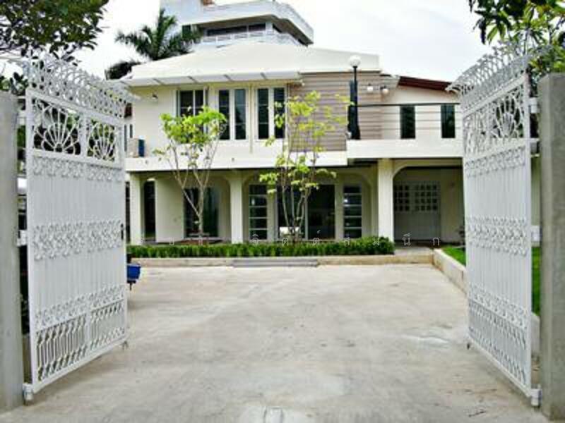 For Rent - Newly renovated House with garden Pet Friendly 3+1 bedrooms for rent around BTS Thong Lo, Bangkok