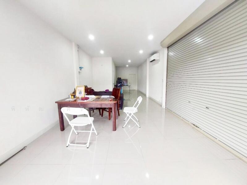 ขาย - ตึกแถว 2 ชั้น เมืองนครปฐม ถ.บรรเจิดใจราช ต.สนามจันทร์ อ.เมืองนครปฐม จ.นครปฐม 73000, นครปฐม