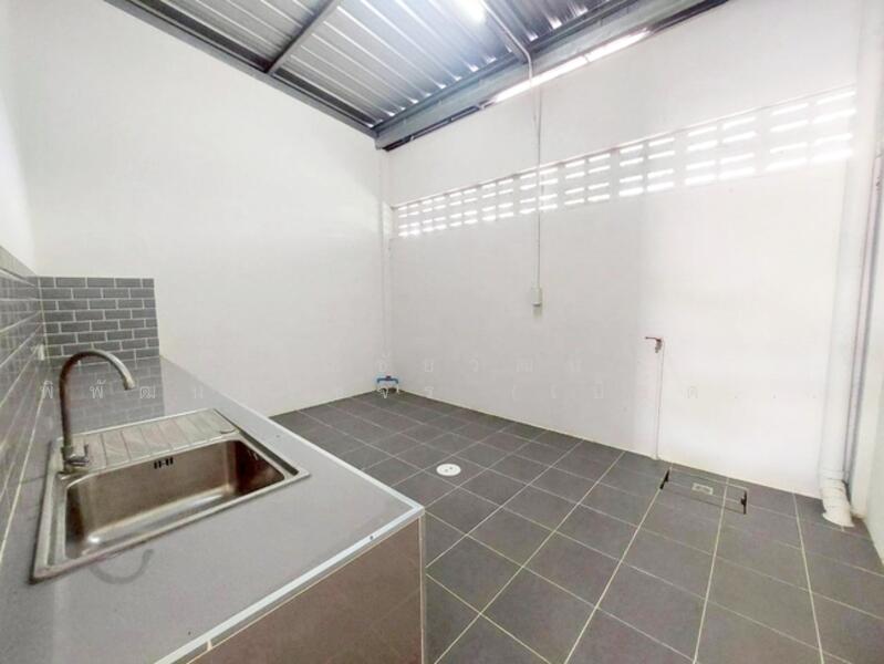 ขาย - ตึกแถว 2 ชั้น เมืองนครปฐม ถ.บรรเจิดใจราช ต.สนามจันทร์ อ.เมืองนครปฐม จ.นครปฐม 73000, นครปฐม